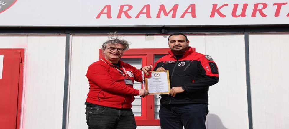 YAREN ARAMA KURTARMA BAŞKANI ABDULLAH YAĞCI’YA KIZILAY’DAN ALTIN MADALYA