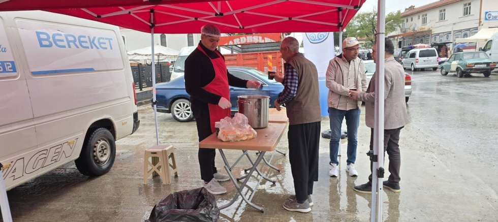 YUNAK BELEDİYESİNDEN SOĞUK KIŞ GÜNLERİNDE SICAK ÇORBA İKRAMI