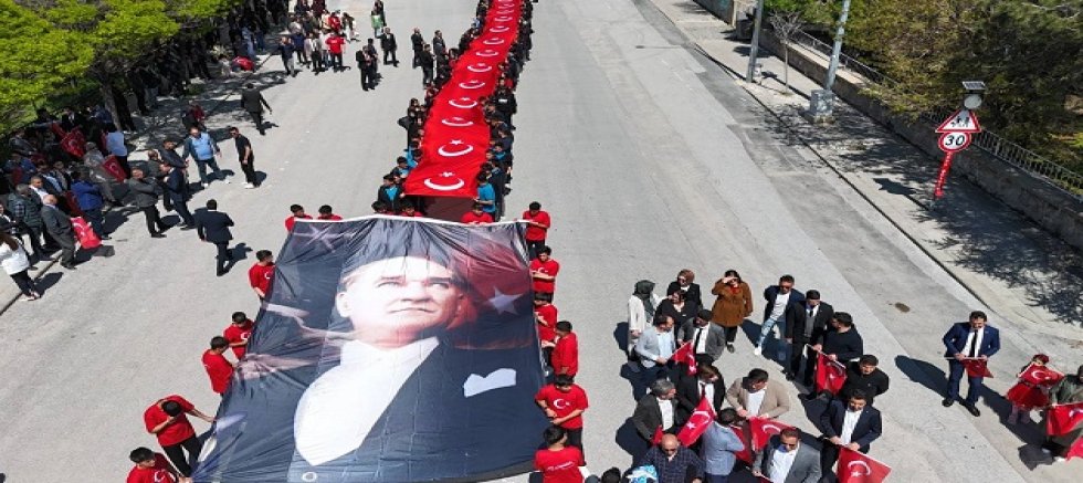 YUNAK’TA 19 MAYIS COŞKUSU: GENÇLİK BAYRAMI BÜYÜK KATILIMLA KUTLANDI