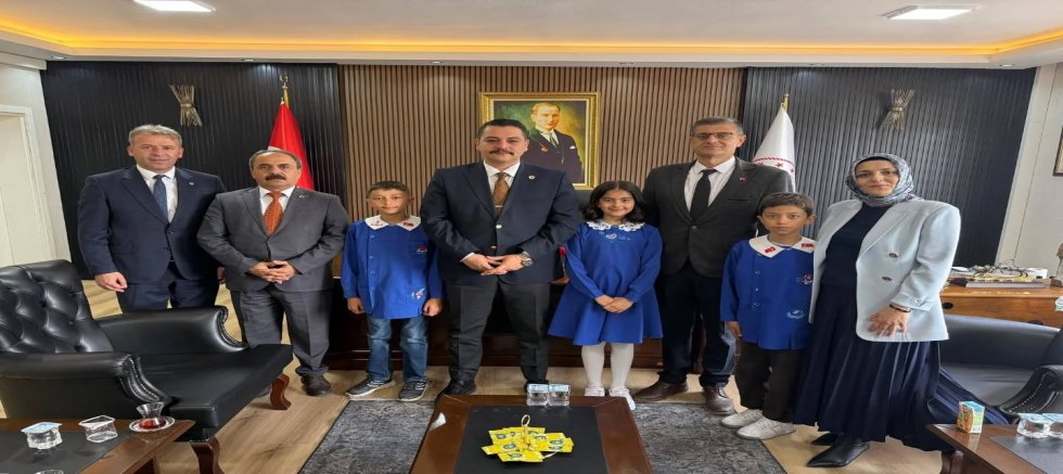 YUNAK’TA 23 NİSAN COŞKUSU: KAYMAKAMLIK MAKAMI TEMSİLİ OLARAK ÇOCUKLARA DEVREDİLDİ