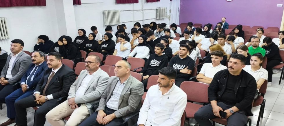 YUNAK'TA 'ANADOLU MEKTEBİ YAZAR OKUMALARI' PANELİ