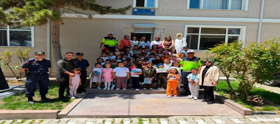 YUNAK'TA ANAOKULU ÖĞRENCİLERİNDEN JANDARMAYA ZİYARET 
