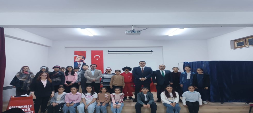 YUNAK’TA BİR KÖY OKULU TÜM EZBERLERİ BOZDU. KÖY ÇOCUKLARI SAHNEDE DEVLEŞTİ, İZLEYENLER GÖZYAŞLARINI TUTAMADI