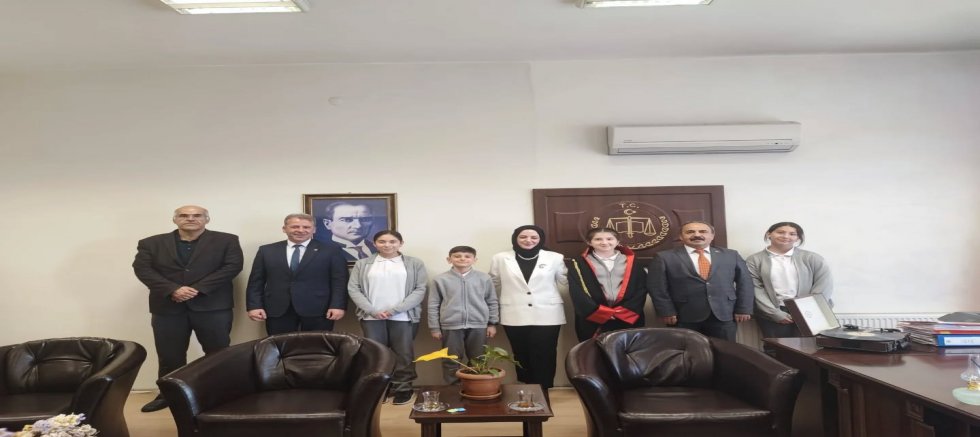 YUNAK’TA CUMHURİYET BAŞSAVCILIĞI KOLTUĞU ÖĞRENCİLERE DEVREDİLDİ