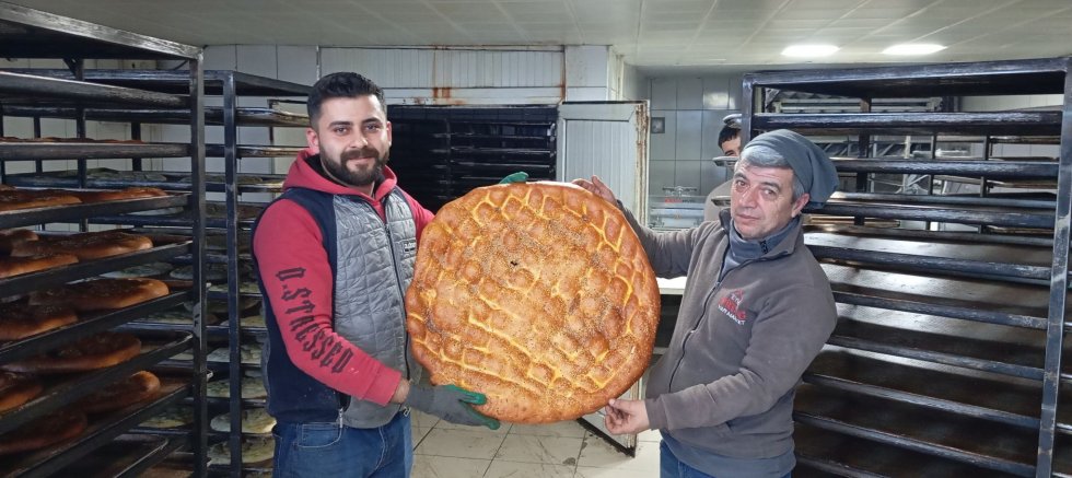 YUNAK’TA DEV AİLE BOYU RAMAZAN PİDESİ İLGİ GÖRÜYOR