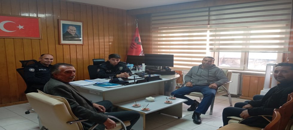 YUNAK’TA GÜVENLİK SEFERBERLİĞİ: İLÇE EMNİYET AMİRİ BALTAOĞLU MUHTARLARLA BİR ARAYA GELDİ