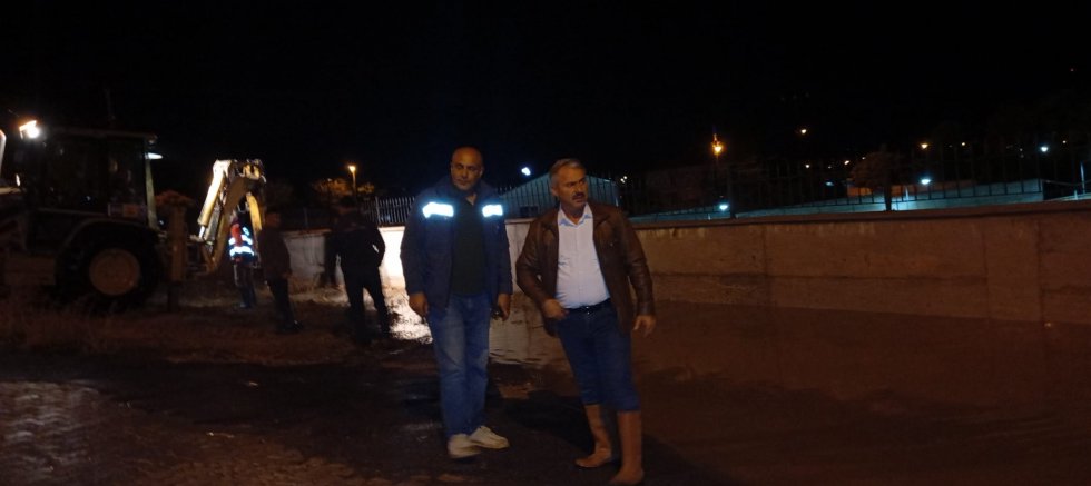 YUNAK' TA SAĞANAK YAĞIŞ HAYATI DURMA NOKTASINA GETİRDİ ,BAŞKAN GÜNALTAY SAHAYA İNDİ