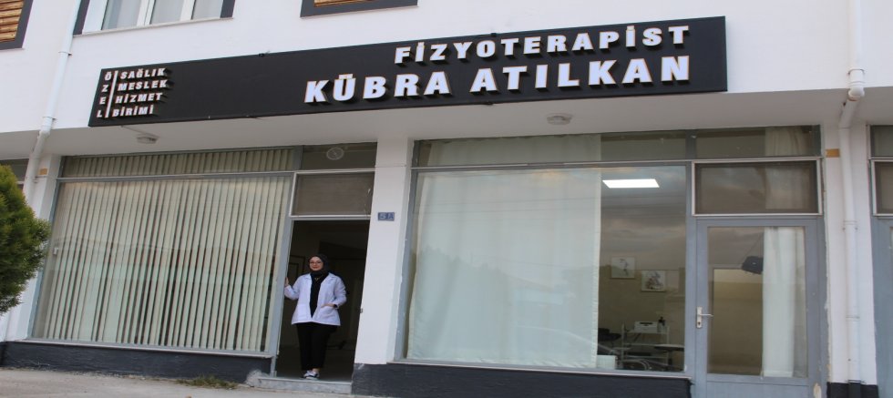 YUNAKLI KÜBRA ATILKAN , DOĞDUĞU TOPRAKLARDA ŞİFA DAĞITIP UMUT OLMAK İÇİN  YILLARDIR HEP HAYALİNİ KURDUĞU SAĞLIK MERKEZİNİ YUNAK’TA AÇTI 