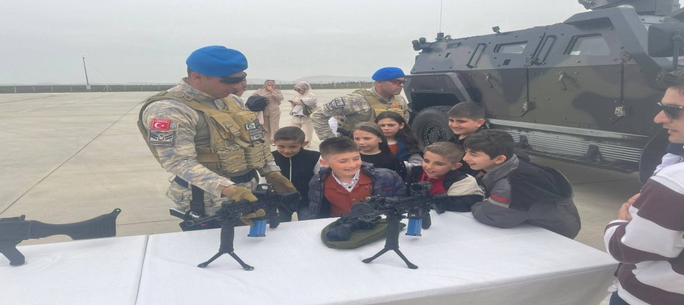 YUNAKLI MUHTAR BAYRAM ÖZTAŞ KÖY OKULU ÖĞRENCİLERİNİ UÇAKLAR VE GÖKYÜZÜYLE  BULUŞTURDU