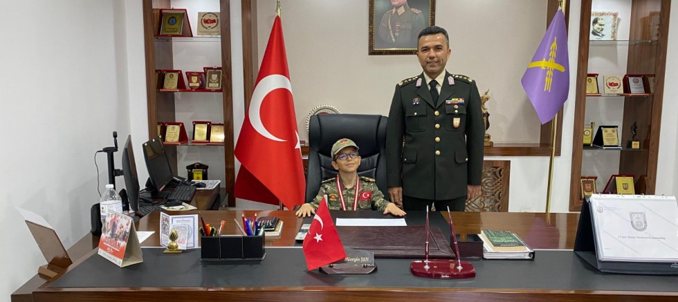 MİNİKLERDEN GARNİZON KOMUTANI’NA 23 NİSAN ZİYARETİ