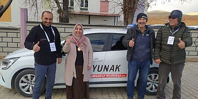 60 YAŞINDA AZMİYLE ÖRNEK OLDU: ÇOCUKLUK HAYALİ OLAN EHLİYETE KAVUŞTU