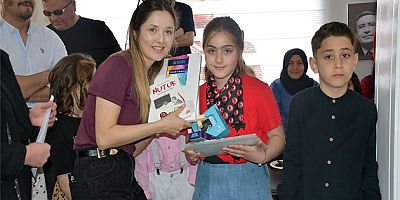 ADD’NİN RESİM YARIŞMASINDA DERECEYE GİREN ÇOCUKLARA ÖDÜLLERİ VERİLDİ