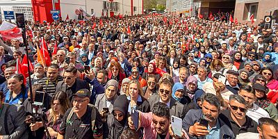 AK PARTİ'YE GEÇEN BURCU KÖKSAL'A, AFYONKARAHİSAR BELEDİYESİ ÖNÜNDE MEHTERLİ KARŞILAMA