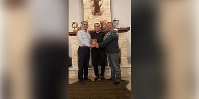 AKŞAD’DAN ANLAMLI ZİYARET: EMEKLİ ALBAY TOLGA YUVALI’YA ŞEHİTLER KİTABI HEDİYE EDİLDİ