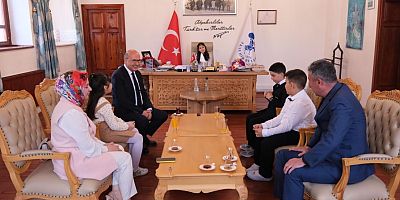 AKŞEHİR BELEDİYE BAŞKANLIĞI KOLTUĞUNA 11 YAŞINDAKİ DURU CEYLAN OTURDU 