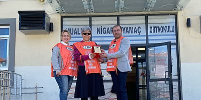 AKŞEHİR’DE 402 FİDAN BAĞIŞI YAPAN ÖĞRETMENE PLAKET