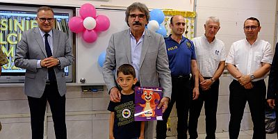 AKŞEHİR'DE KARNE COŞKUSU: ÖĞRENCİLER YAZ TATİLİNE GÜLÜMSEYEREK BAŞLADI