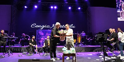  AKŞEHİR’DE NOSTALJİ DOLU GECE; CENGİZ KURTOĞLU SEVENLERİYLE BULUŞTU