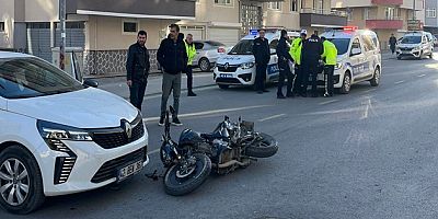 AKŞEHİR’DE TRAFİK KAZASI: MOTOSİKLET SÜRÜCÜSÜ YARALANDI