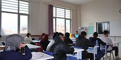 AKŞEHİR’DE UMRE ÖDÜLLÜ GENÇLİK BİLGİ YARIŞMASI GERÇEKLEŞTİRİLDİ