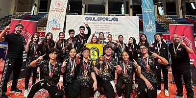 AKŞEHİR LİSESİ’NDEN OTURARAK VOLEYBOLDA İKİNCİ KEZ TÜRKİYE ŞAMPİYONLUĞU