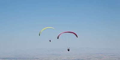 AKŞEHİR SEMALARI RENKLENDİ: PARAŞÜT YARIŞMASI BAŞLADI