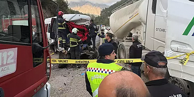 ANTALYA'DA TIR İLE MİNİBÜS ÇARPIŞTI: 7 ÖLÜ, 7 YARALI 