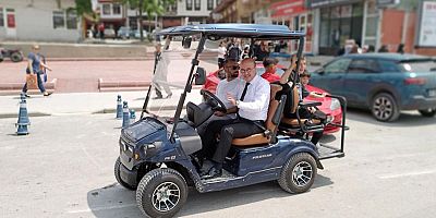 BAŞKAN KÖKSAL’DAN GENÇLERE SÜRPRİZ: GOLF ARAÇLARIYLA TARİHİ AKŞEHİR TURU