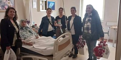 CHP AKŞEHİR KADIN KOLLARI ANNELER GÜNÜ MÜNASEBETİYLE ÇİÇEK DAĞITTI