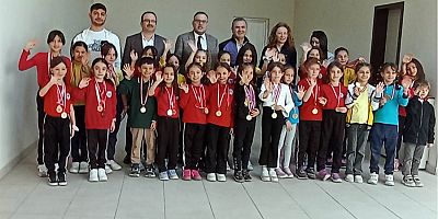 CİMNASTİKTE BAŞARI GÖSTEREN ÖĞRENCİLERDEN MİLLİ EĞİTİM MÜDÜRÜNE ZİYARET 