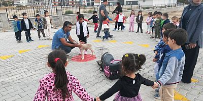 ÇOCUKLARA HAYVAN SEVGİSİ AŞILANDI