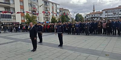 CUMHURİYET BAYRAMI ÇELENK SUNMAYLA BAŞLADI 