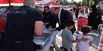 CUMHURİYET MEYDANINDA AŞURE DAĞITILDI 