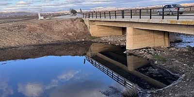FABRİKA VE KANALİZASYON ATIKLARI EBER GÖLÜ’NÜ YOK OLUŞA SÜRÜKLÜYOR