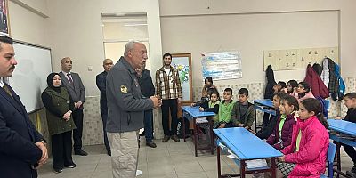 GAZİ ÖMER KULA YUNAK'TA ÖĞRETMENLER ODASININ ONUR KONUĞU OLDU