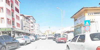 GAZİ PAZARI TRAFİĞİ ÇÖZÜLMEYEN BİR ÇİLEYE DÖNÜŞTÜ