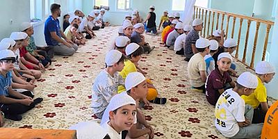 GENÇ KOMEK'TE AŞURE İKRAMI: ÖĞRENCİLER VE VATANDAŞLAR AYNI SOFRADA BULUŞTU