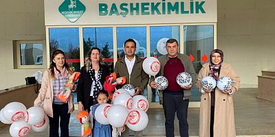 GÜLÜMSEYEN ÇOCUKLAR DERNEĞİ’NDEN HASTANEDEKİ ÇOCUKLARA 23 NİSAN ZİYARETİ