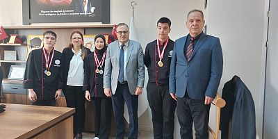 GÜMÜŞ MADALYALI ÖĞRENCİLERDEN MÜDÜR TOPALOĞLU’NA ZİYARET