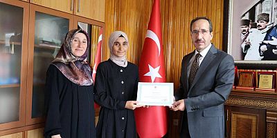 İLÇE MÜFTÜSÜNDEN STAJYER ÖĞRENCİYE BELGE VE HEDİYE TAKDİMİ