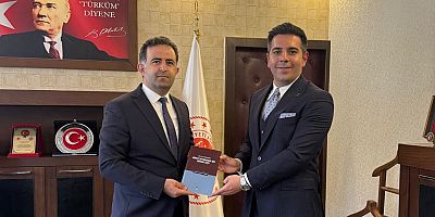 KALEMDEN HUKUKA: SAVCI KARADAĞ YAZDIĞI KİTABI BAŞSAVCI ABUR’A HEDİYE ETTİ