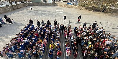KAYMAKAM TAŞAVLI ÖĞRENCİLERİN TATİL HEYECANINA ORTAK OLDU