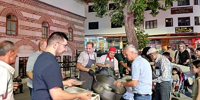 KOÇYAZILILAR DERNEĞİ’NDEN ANLAMLI ETKİNLİK: 700 KİŞİLİK AŞURE DAĞITILDI