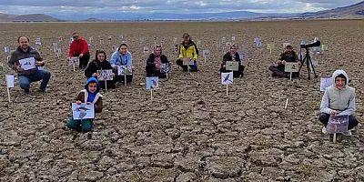 KURUYAN GÖLDE, DAHA ÖNCE ÇEKİLEN KUŞLARIN FOTOĞRAFLARIYLA KURAKLIĞA DİKKAT ÇEKTİLER