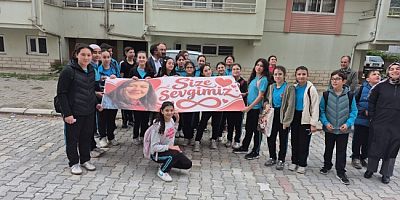MİNİK YÜREKLERDEN ALKIŞLANACAK ETKİNLİK: ÖĞRENCİLERDEN TEDAVİ GÖREN ÖĞRETMENLERİNE ANLAMLI ZİYARET