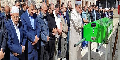 OTOMOBİLİN ÇARPMASI İLE İKİYE BÖLÜNEN ARAÇTA ÖLEN ÖĞRETMEN DEFNEDİLDİ