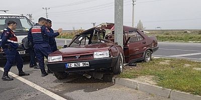 REFÜJE SAVRULAN OTOMOBİL DİREĞE ÇARPTI: 1 YARALI