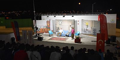 SULTANDAĞI GENÇLİK KAMPI’NDA GENÇLERE “BAĞIMLILIKLA MÜCADELE” TEMALI TİYATRO GÖSTERİSİ