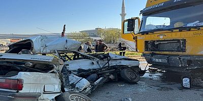 TIR, OTOMOBİLE ÇARPTI: 1 KİŞİ ÖLDÜ, KAZA ANI KAMERADA