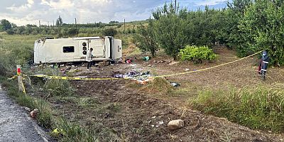 TUR MİDİBÜSÜ ŞARAMPOLE DEVRİLDİ: 4 ÖLÜ, 26 YARALI